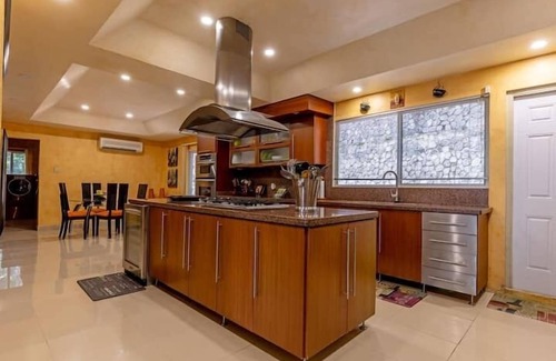 IronShore Estates Apartamento | Stonehenge