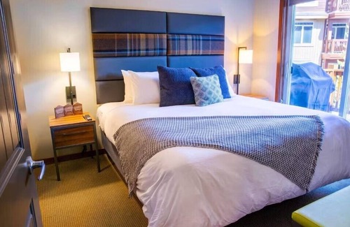 Calgary Casa | Stoneridge Resort - Mountain View - Pool & Hot Tub