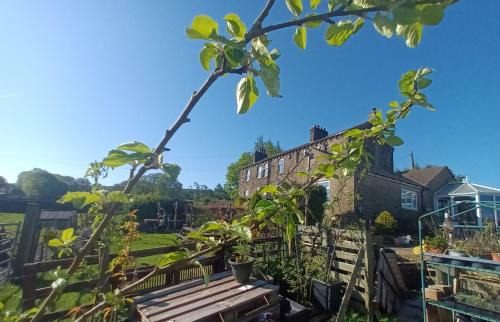 Oxenhope Casa | Stones Cottage Farm, nr Haworth, family friendly, work friendly, gaming barn, crafting, free wifi, free parking, EV point