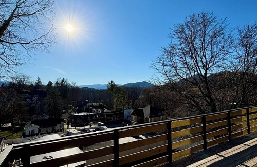 Canton Casa | STONES THROW CHATEAU: Modern-Rustic 4 BR/2BA Mtn View Home close to EVERYTHING