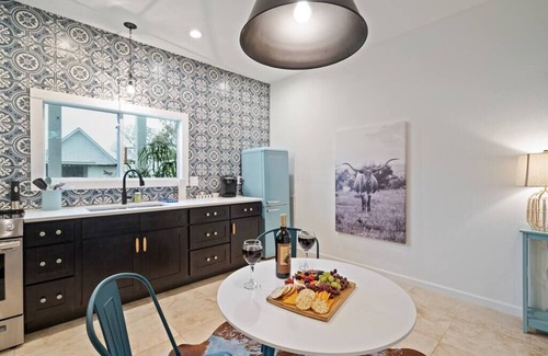 Stonewall Casa | Stonewall Bungalow 3 - Sleeps 4