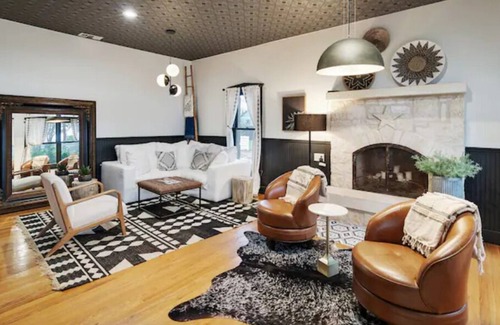Stonewall Casa | Stonewall Bungalows 20min Fredericksburg 290 road - 4 beautiful units for groups