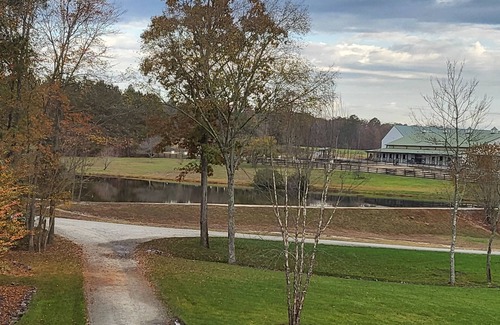 Chesterfield Apartamento | Stonewall Manor Cozy 1-bedroom with WiFi and AC on five star horse farm.