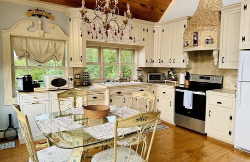 Conway Chalet De Esquí | Stonewood Chalet with Breathtaking Views, Victorian decor & Hot Tub.