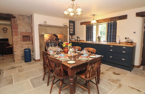 Upper Hulme Cabaña | STONEY CLIFFE FARM, family friendly, with hot tub in Leek