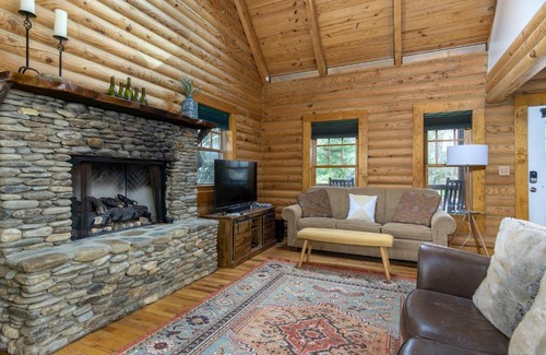 Black Mountain Casa | Stoney Creek Cabin Creekside Cabin Close to Town