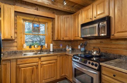 Black Mountain Casa | Stoney Creek Cabin Creekside Cabin Close to Town