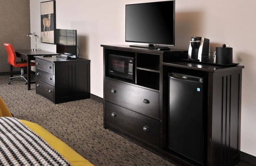 Independence Hotel | Stoney Creek Kansas City, Expanded 2 Queen with Sofa Sleeper | 3 Units