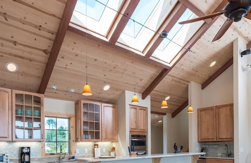 Piney Island Casa | Esta casa nueva cuenta con 4 habitaciones con balcones privados y un increíble plano de planta abierto.