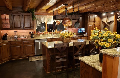 Kintnersville Cabina | Stoney Ridge Lodge, 10K sq. ft. Beautiful Log Relaxing Luxury. Vacation/Wedding