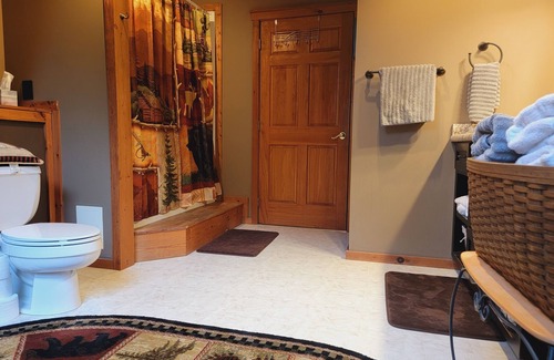 Kintnersville Cabina | Stoney Ridge Lodge, 10K sq. ft. Beautiful Log Relaxing Luxury. Vacation/Wedding