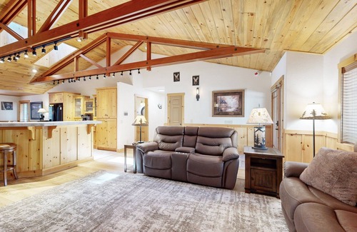 Eagle Mountain Estates Cabina | Stony Creek Retreat ~ Charming Mountain escape close to skiing, hiking, the lake, and the Village