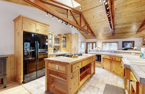 Eagle Mountain Estates Cabina | Stony Creek Retreat ~ Charming Mountain escape close to skiing, hiking, the lake, and the Village