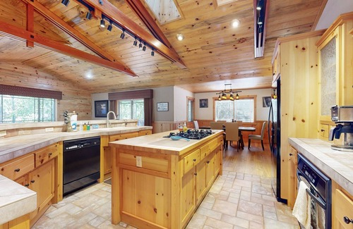 Eagle Mountain Estates Cabina | Stony Creek Retreat ~ Charming Mountain escape close to skiing, hiking, the lake, and the Village