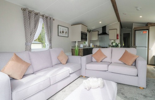 Swannington Cabaña | STORK LODGE, family friendly, with hot tub in Coalville