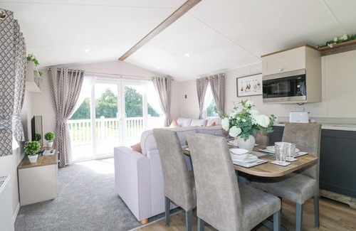 Swannington Cabaña | STORK LODGE, family friendly, with hot tub in Coalville