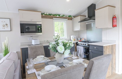 Swannington Cabaña | STORK LODGE, family friendly, with hot tub in Coalville