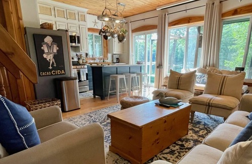 Trent Lakes Casa | Stornoway Cottage just 5 ft from White Lake