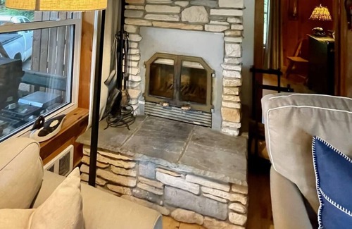 Trent Lakes Casa | Stornoway Cottage just 5 ft from White Lake