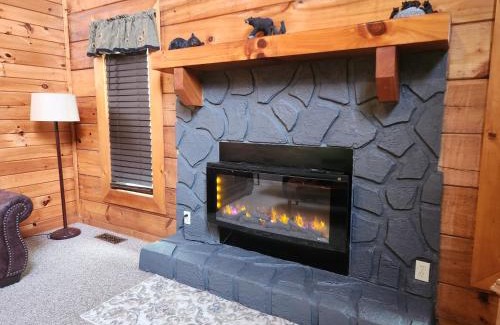 Sevierville Casa | Story Brook: Beautiful true log cabin! Close to Dollywood, State Park, and more!