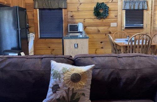 Sevierville Casa | Story Brook: Beautiful true log cabin! Close to Dollywood, State Park, and more!