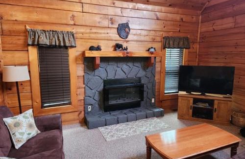 Sevierville Casa | Story Brook: Beautiful true log cabin! Close to Dollywood, State Park, and more!
