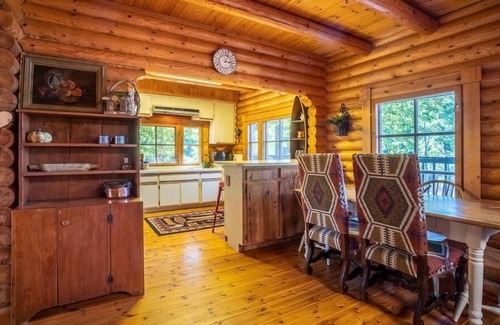 Cedar Cliff Cabina | Storybook Alpine Log Cabin