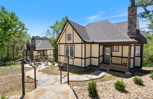 Eureka Springs Historic District Cabaña | Storybook Cottage at Tudor Suites