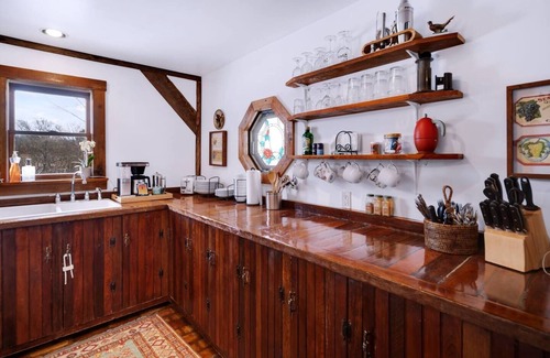Hector Casa | Storybook Cottage on FLX wine trail: fire pit & starry skies