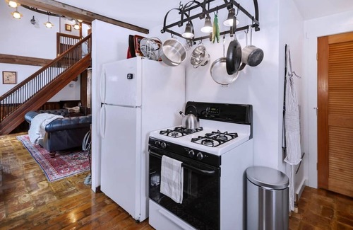 Hector Casa | Storybook Cottage on FLX wine trail: fire pit & starry skies