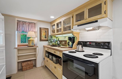 Old Saybrook Casa | Storybook Cottage