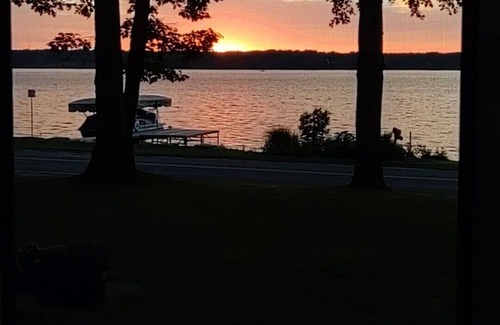 Whitehall Cabaña | Storybook Sunset Cottage on White Lake. Excellent Location. Dock & Kayaks.