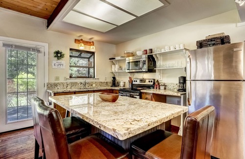 Pioneer Trail Casa | Stout House Cabin - Your kids favorite backyard!