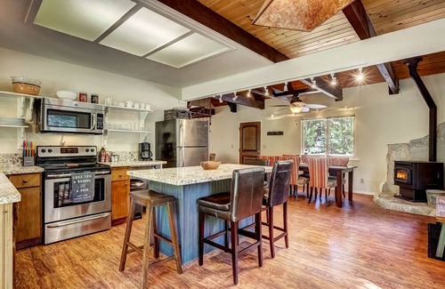 Pioneer Trail Casa | Stout House Cabin - Your kids favorite backyard!