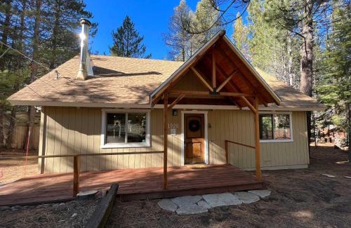 Pioneer Trail Casa | Stout House Cabin - Your kids favorite backyard