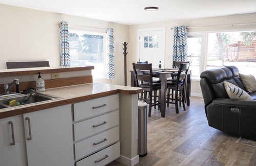 Buena Vista Cabina | STR 102. Updated modern rustic cabin.