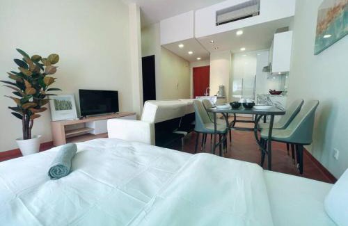 Seri Tanjung Pinang Apartamento | Strait Quay Marina Cozy Suite with Bathtub by Uptrend Home Management