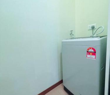 Seri Tanjung Pinang Apartamento | Strait Quay Marina Cozy Suite with Bathtub by Uptrend Home Management