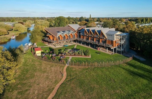 Tiddington Casa | Stratford Caravan WCF (Pet)