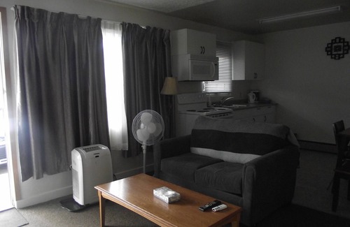 Whitehorse Hotel | Stratford Motel