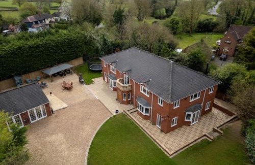 Wixford Casa | Stratford-upon-Avon 4BR Family Mansion on 1 acre with Pool, Gym & BBQ!