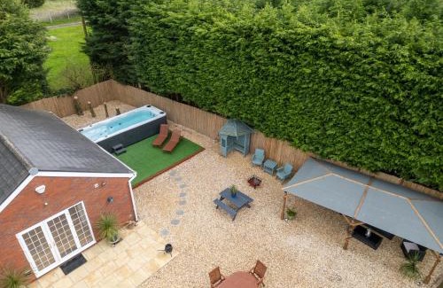 Wixford Casa | Stratford-upon-Avon 4BR Family Mansion on 1 acre with Pool, Gym & BBQ!