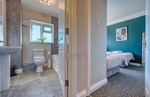 Stratton Casa | 3 Bedroom house, Pet friendly, Garden, Free Parking