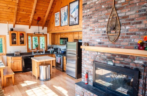 Jamaica Chalet De Esquí | Stratton Mountain Escape w Hot Tub|Deck|Projector