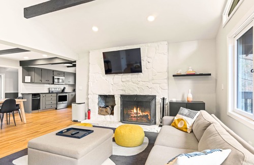 Winhall Chalet De Esquí | Stratton Mountain Getaway: Ski Chalet w/Hot Tub, Fireplace, BBQ & Pond Views