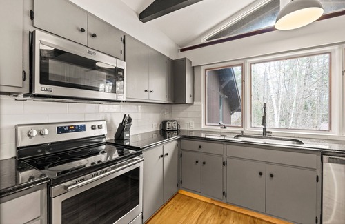 Winhall Chalet De Esquí | Stratton Mountain Getaway: Ski Chalet w/Hot Tub, Fireplace, BBQ & Pond Views