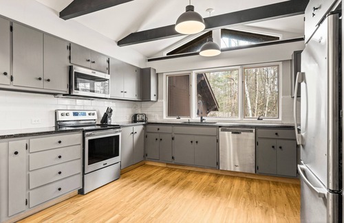 Winhall Chalet De Esquí | Stratton Mountain Getaway: Ski Chalet w/Hot Tub, Fireplace, BBQ & Pond Views