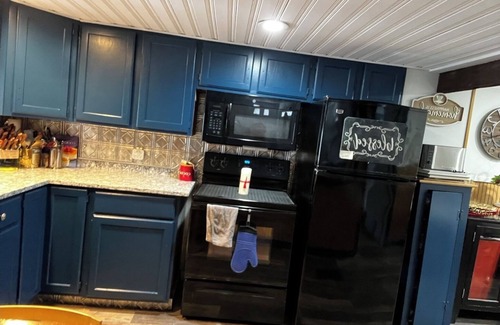 Wardsboro Casa | Stratton & Mountain Snow/ 3-bedroom bungalow/Hot Tub/Sauna/Pave Driveway