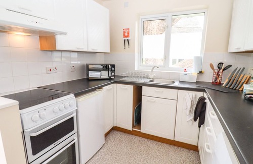 Cricklade Cabaña | STRAW COTTAGE, romantic, with a garden in Cricklade