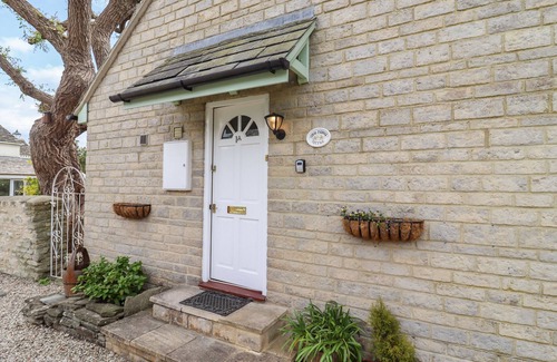 Cricklade Cabaña | STRAW COTTAGE, romantic, with a garden in Cricklade